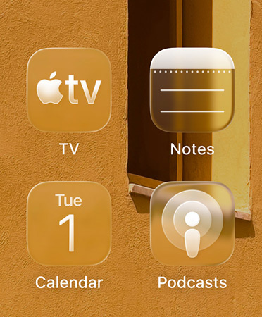 Gros plan sur les nouvelles icônes d’apps teintées, avec l’app Apple TV, Notes, Calendrier et Podcasts