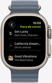 Pantalla de un Apple Watch con una playlist de Fitness+ que incluye canciones de The Weeknd, Skrillex, Justin Bieber y Shawn Mendes