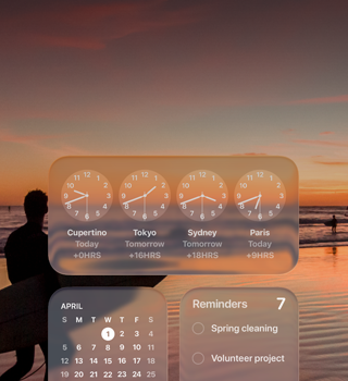 Clock, Calendar, Reminders un Weather vidžeti Liquid Glass dizainā uz macOS Tahoe ekrāna, un tiem fonā ir kadrs, kurā sērfotājs pastaigājas pa pludmali saulrietā
