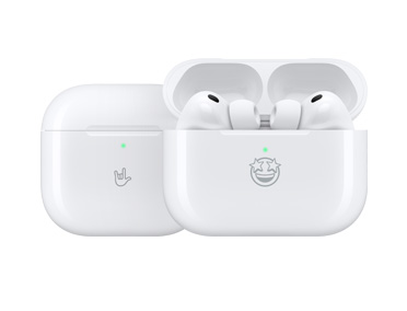Prodotti Apple con incisione personalizzata: custodia di ricarica MagSafe (USB‑C) con incisa davanti l’emoji rock-on, custodia di ricarica MagSafe (USB‑C) aperta, AirPods Pro 3 con incisa davanti l’emoji sorridente con occhi a stella