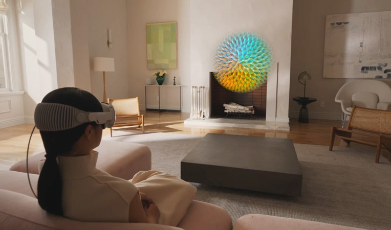 一個人戴著 Apple Vision Pro 使用靜觀 app,跟隨指導進行冥想練習