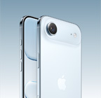 iPhone Air, kleur Hemelsblauw, schuin zijaanzicht van achterkant, Fusion Hoofdcamerasysteem in plateau aan de bovenkant, knop voor Cameraregelaar, schuin zijaanzicht van voorkant met all-screendesign, actieknop en volumeknoppen