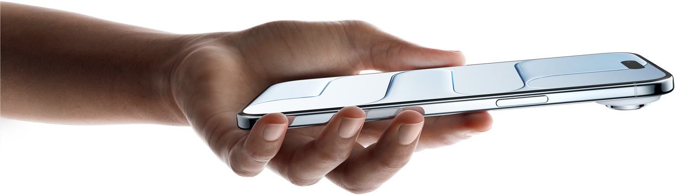 Een hand houdt iPhone Air vast, voorkant, zijkant, kleur Hemelsblauw, zeer dun profiel, Dynamic Island, knoppen: zijknop, Cameraregelaar