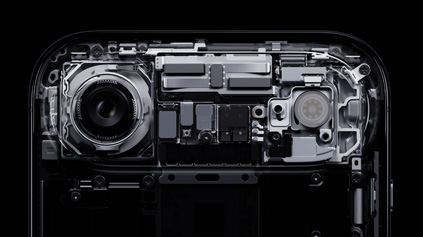 iPhone Air, interne onderdelen in het verhoogde plateau worden getoond, waaronder de Fusion Hoofdcamera, cameraflitser en chip
