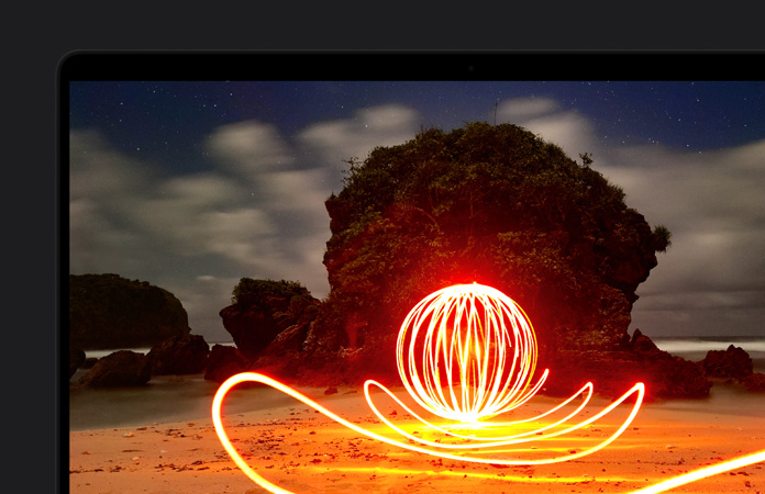 MacBook Pro-scherm met een extreem heldere kunstinstallatie op een strand, ter demonstratie van het contrast van het display dankzij Extreme Dynamic Range